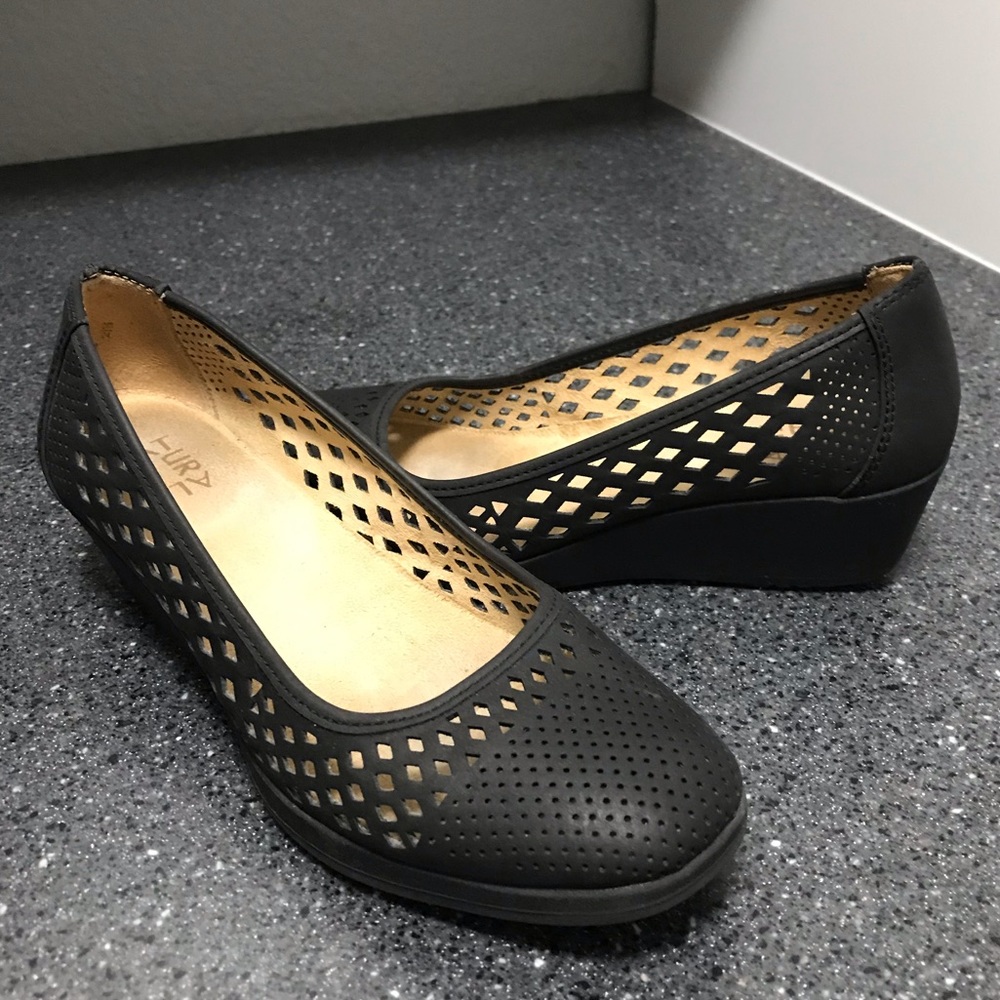 Naturalizer Wedge eyelit shoe!